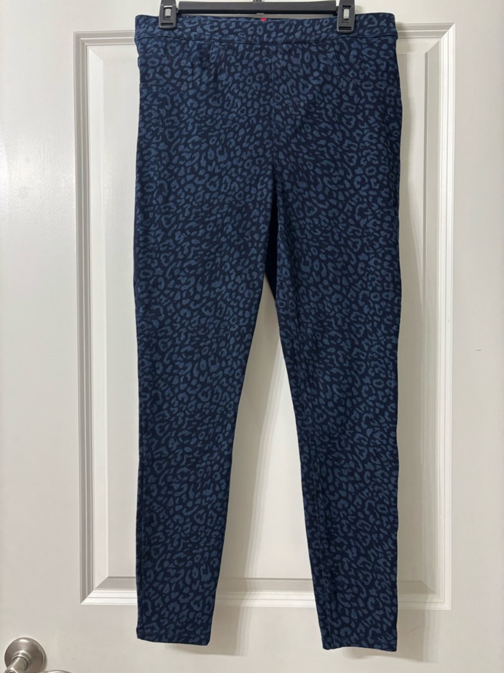 Spanx Jean-ish Ankle Leggings in a blue leopard print size Large